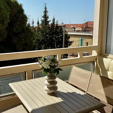 Cozy 2-room Apartamento *
